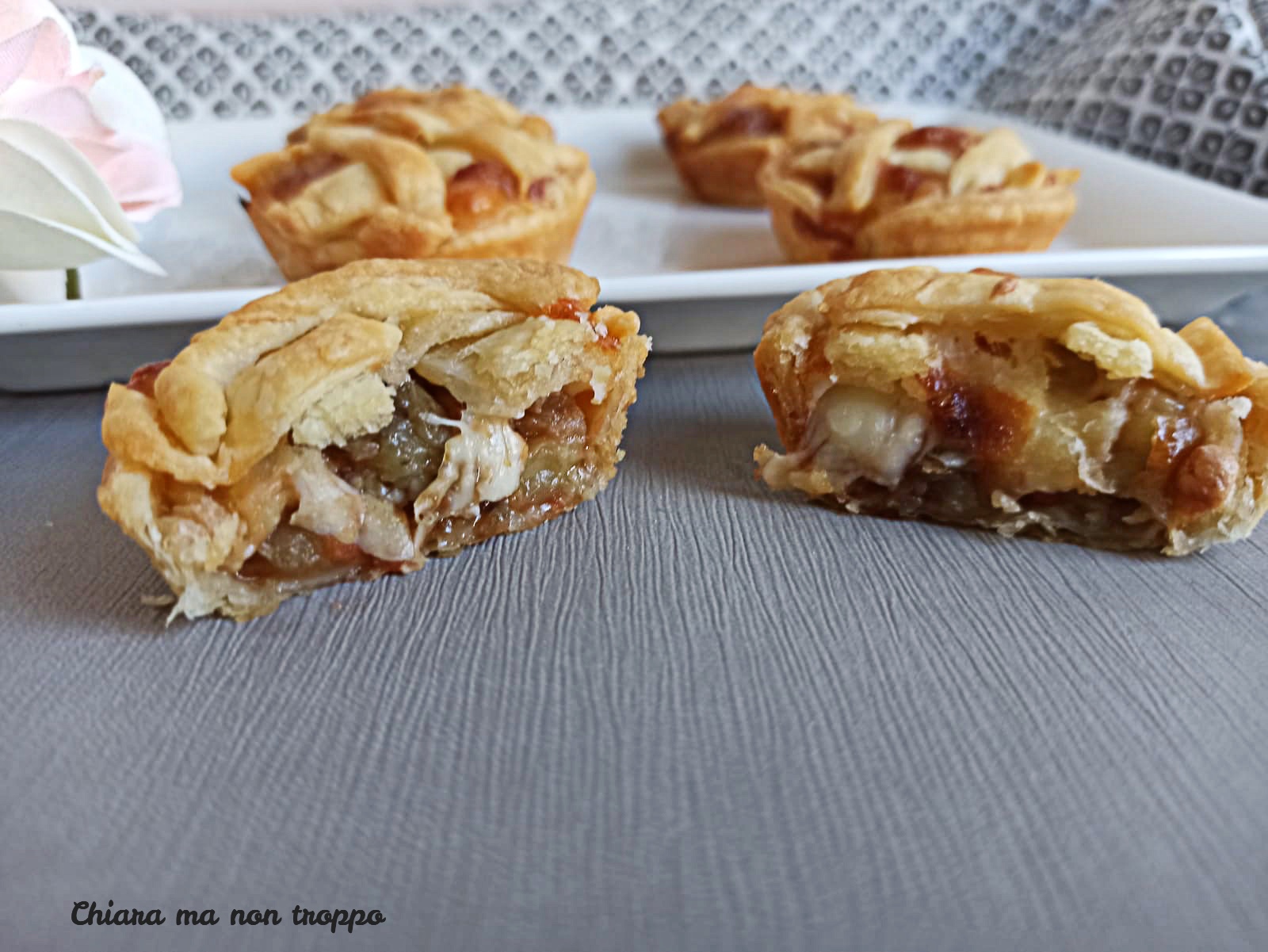 Crostatine di melanzane e mozzarella filante su pasta sfoglia, perfette per un antipasto