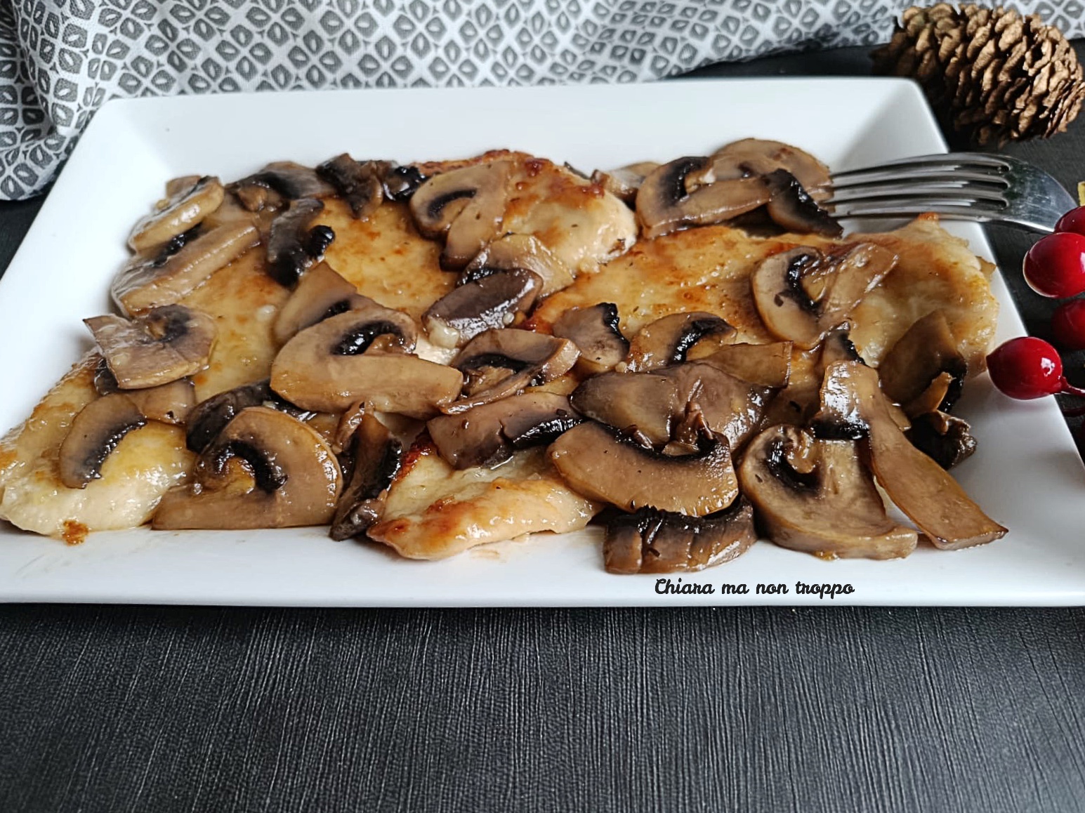 Scaloppine di pollo ai funghi con prezzemolo fresco, piatto pronto e fumante