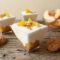 Coppe golose con crema al mascarpone pesche e amaretti