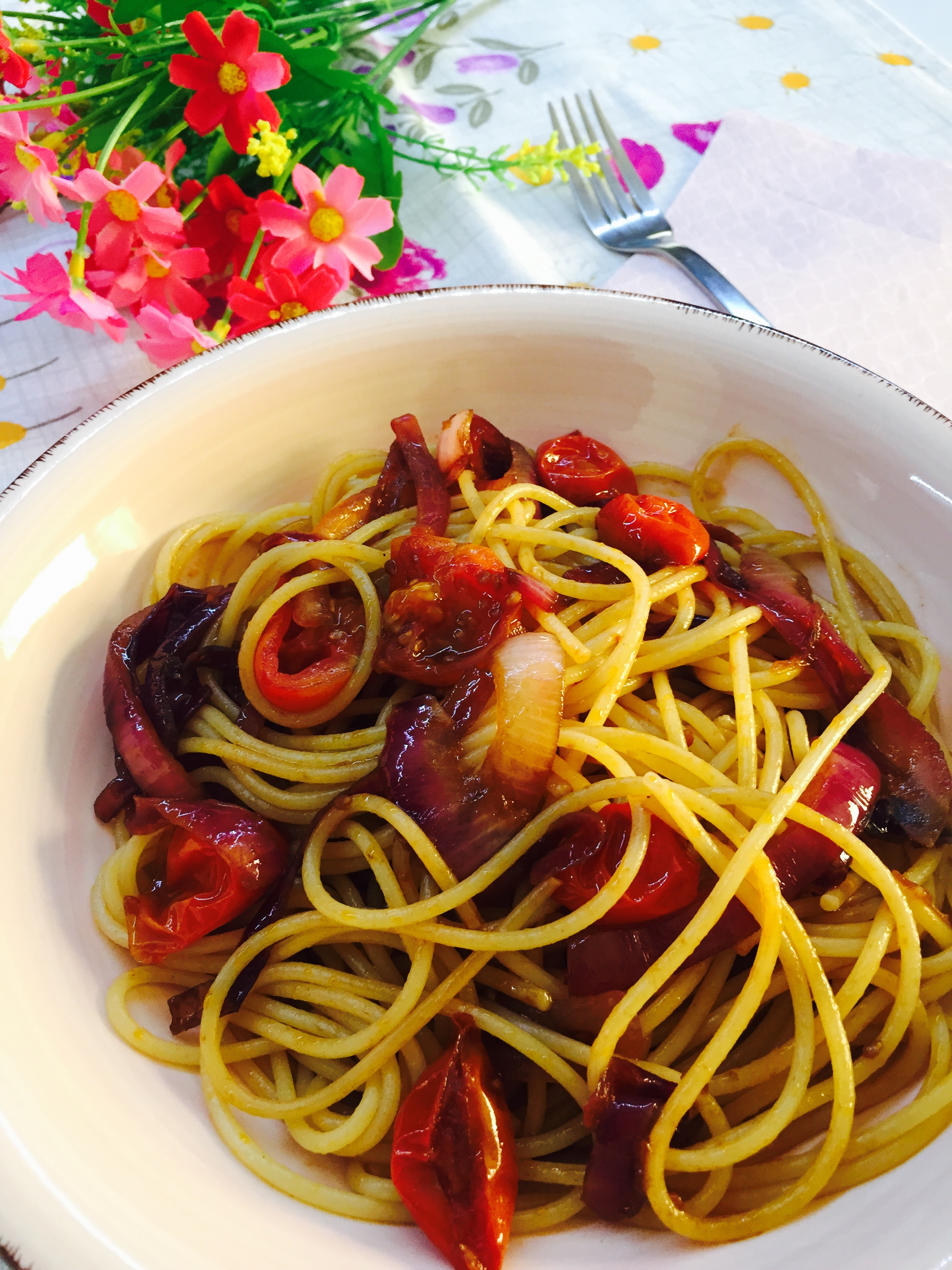 Spaghetti con cipolle di Tropea e pomodorini caramellati