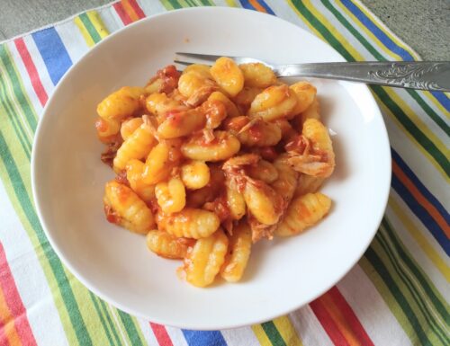 Gnocchi con sugo al tonno e pomodoro