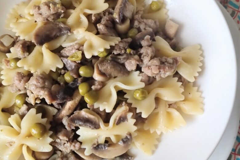 Pasta con salsiccia piselli e funghi