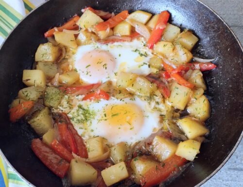 Uova in padella con patate e peperone