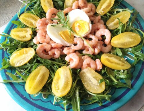 Insalata con rucola gamberetti e pomodorini gialli