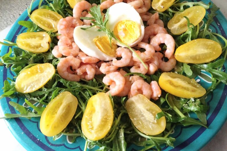 Insalata con rucola gamberetti e pomodorini gialli