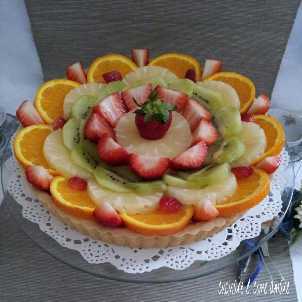 torta da pasticceria con ripieno crema frutta