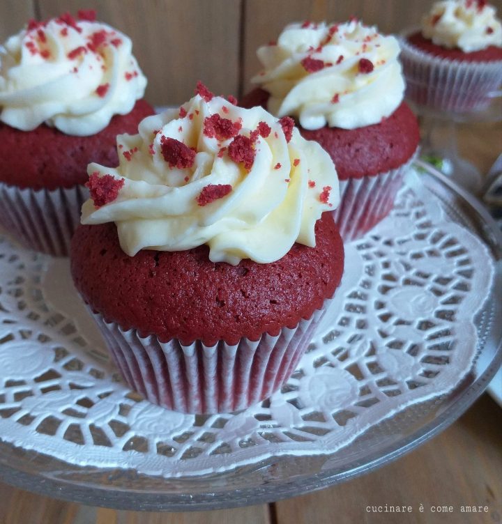 muffin tortina red velvet dolce con crema