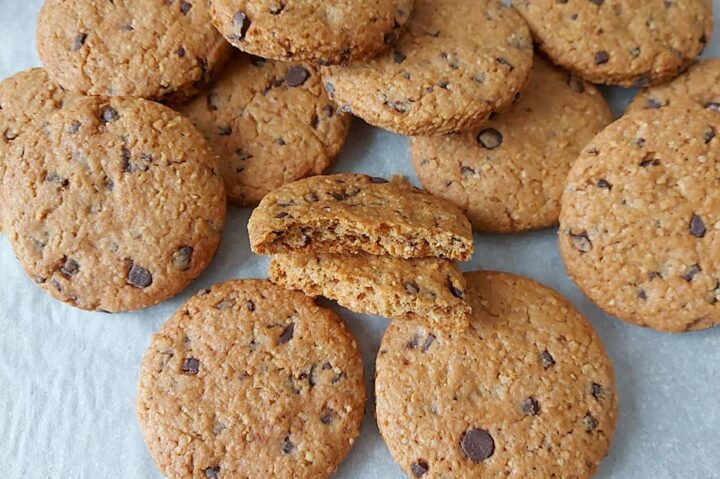 biscotti tipo cookies nocciole e cioccolato dolce ricetta facile