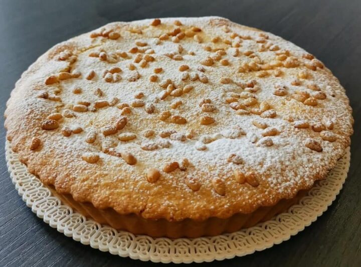 torta della nonna perfetta dolce con pasta frolla e ripieno di crema pasticcera