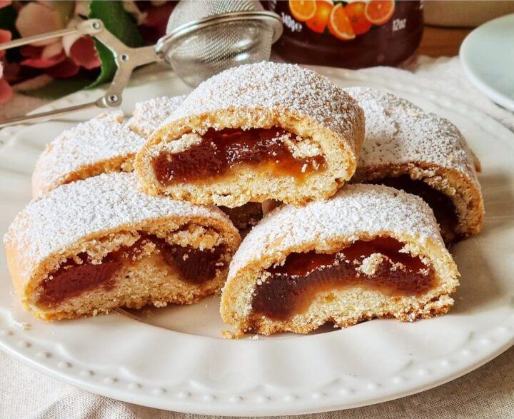 biscotti rotolo di crostata con marmellata di arance dolce ripieno goloso