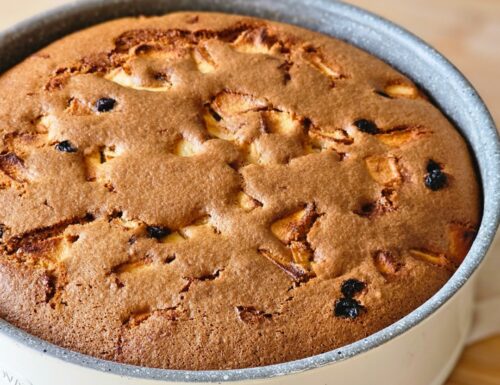 Mele e Uvetta per una torta rustica e soffice: dolce ricetta facile