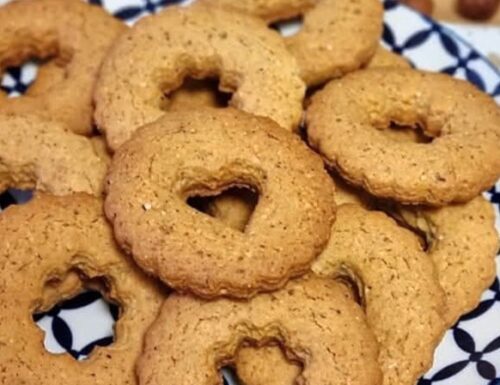 Biscotti frollini con nocciole e farina integrale: dolce ricetta da inzuppo