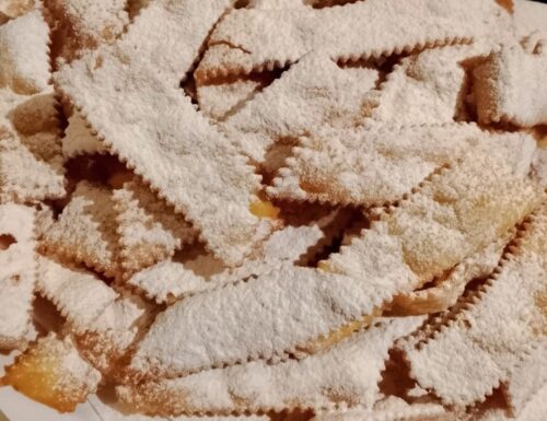CHIACCHIERE DI CARNEVALE CROCCANTI E BOLLOSE: dolce ricetta facile e collaudata