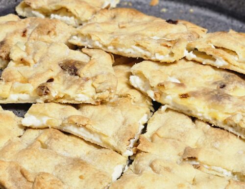FOCACCIA DI RECCO CON STRACCHINO: ricetta con ripieno cremoso