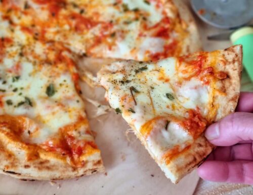 Pizza come in pizzeria ma fatta in casa: ricetta casalinga
