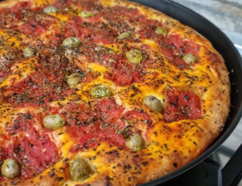 Focaccia Pugliese ricetta facile casalinga: buona come dal panificio
