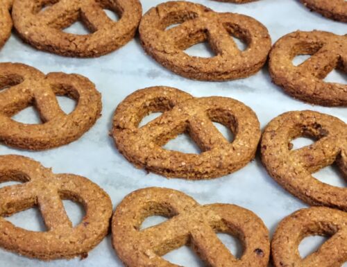Biscotti intrecci danesi alle nocciole: dolce ricetta facile