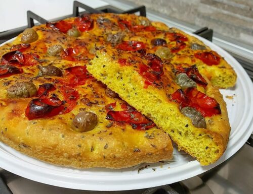 Focaccia soffice con impasto alla curcuma: dolce ricetta pugliese