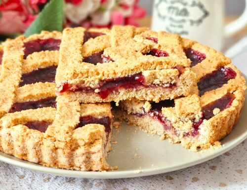 Prova questa crostata con frolla alle nocciole: dolce ripieno marmellata