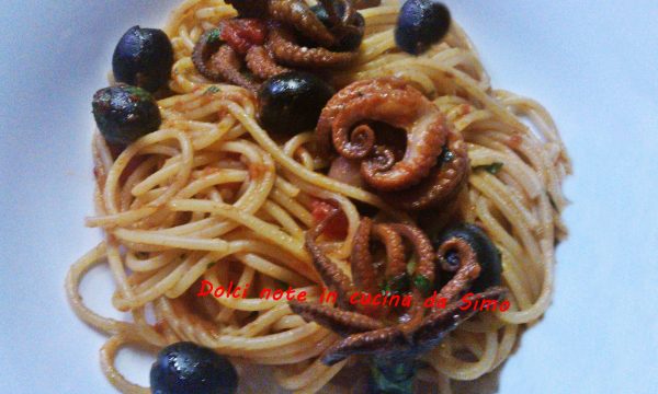 Spaghetti con moscardini e olive nere