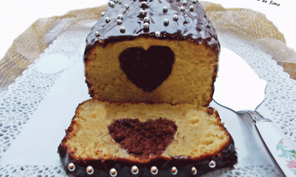 Plum-cake glassato con cuore a sorpresa