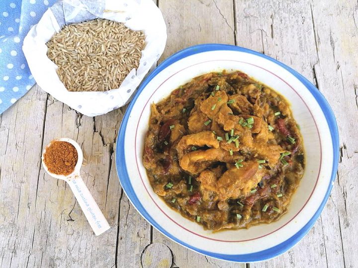 Pollo al curry senza glutine con peperoni e cipolle