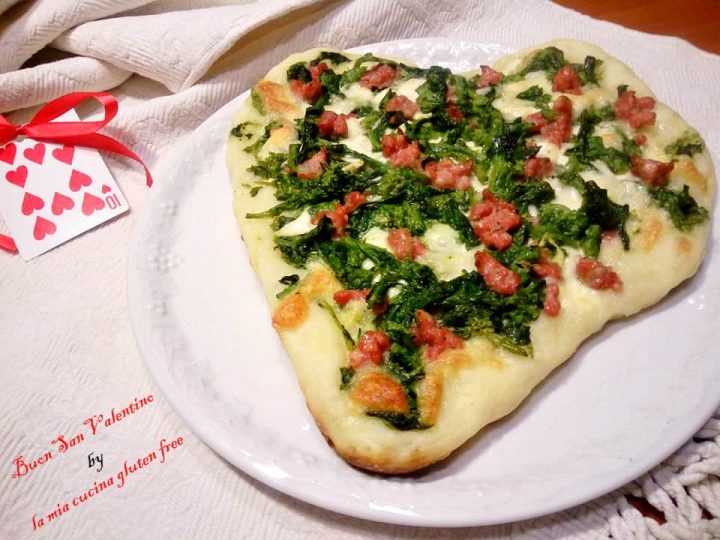 pizza senza glutine a cuore broccoli e salsiccia