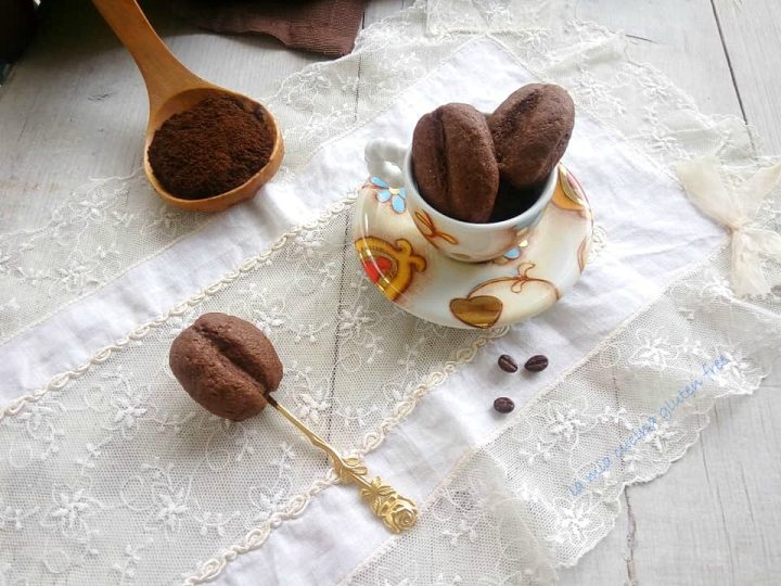 biscottini con caffè ripieni di nutella
