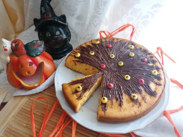 torta di halloween alla zucca senza glutine con cioccolato e smarties