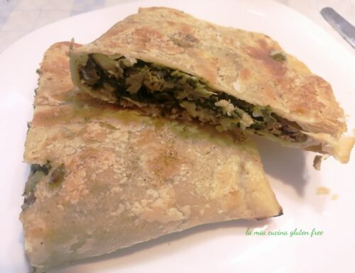 Calzone di pasta sfoglia ripieno di scarola