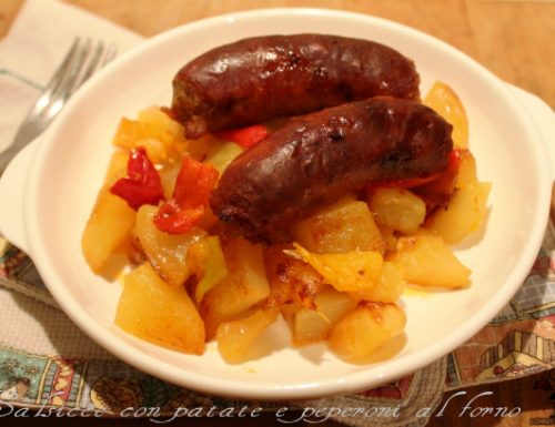 Salsicce con patate e peperoni al forno