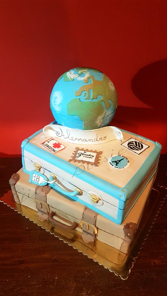 torta tema viaggio con valigie e mondo
