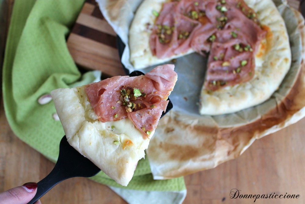 Pizza rustica mortadella e pistacchi con cornicione ripieno