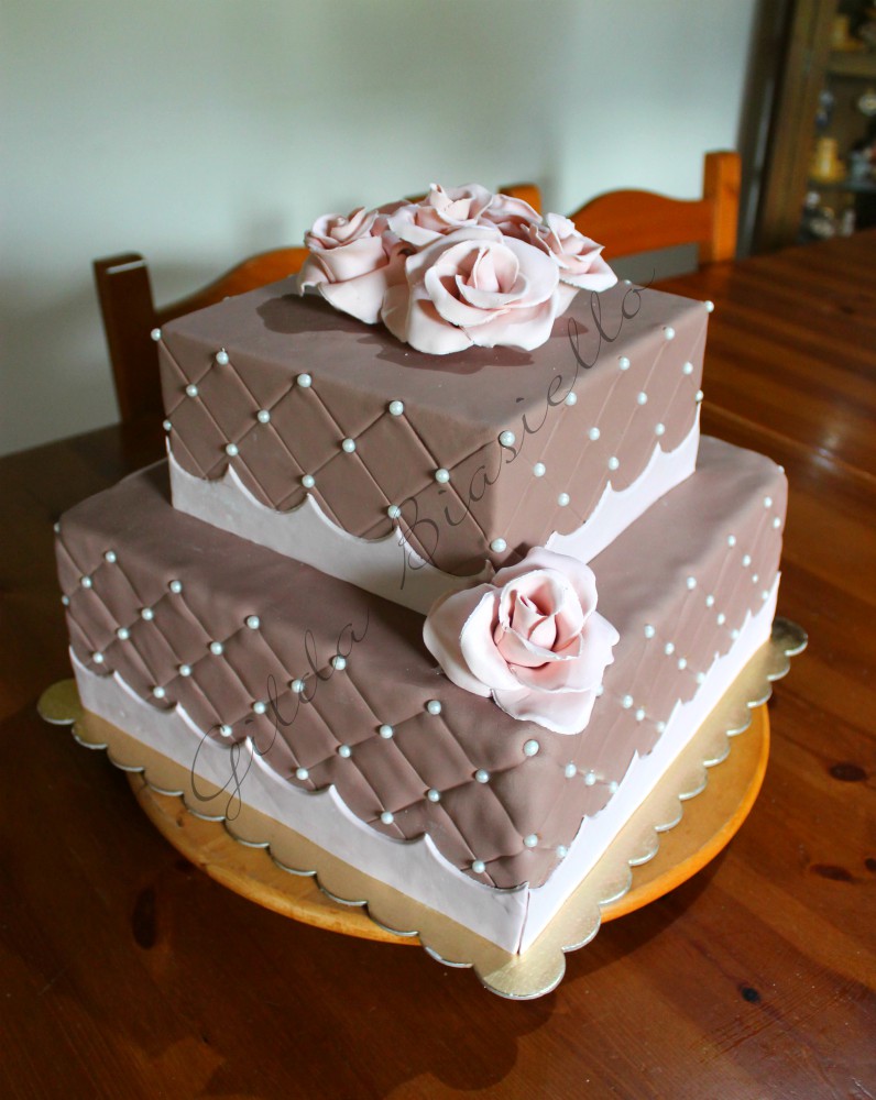 torta trapuntata con rose in pasta di zucchero
