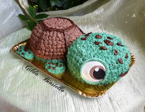 Torta tartaruga decorata con la panna