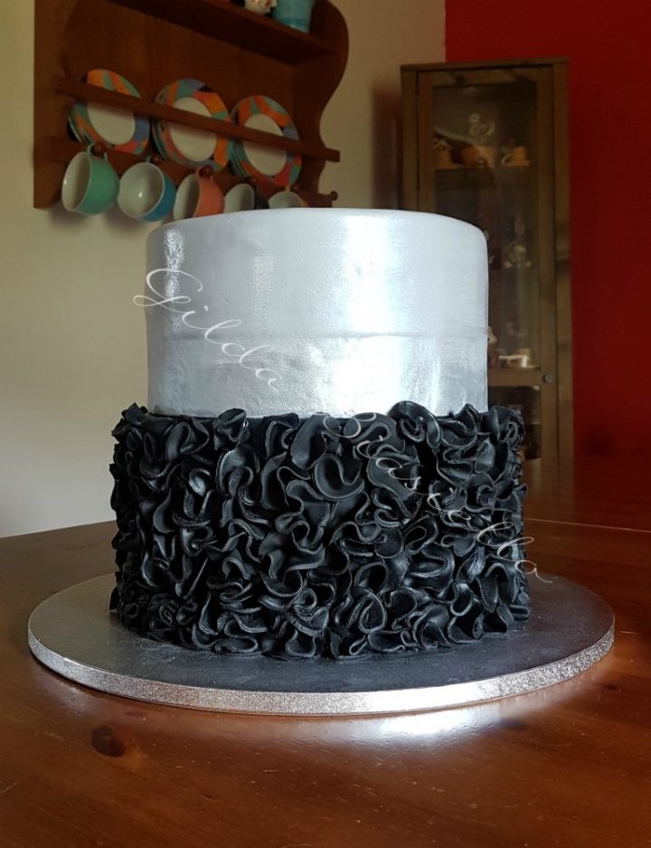 torta pasta di zucchero argento e nero effetto ruffle