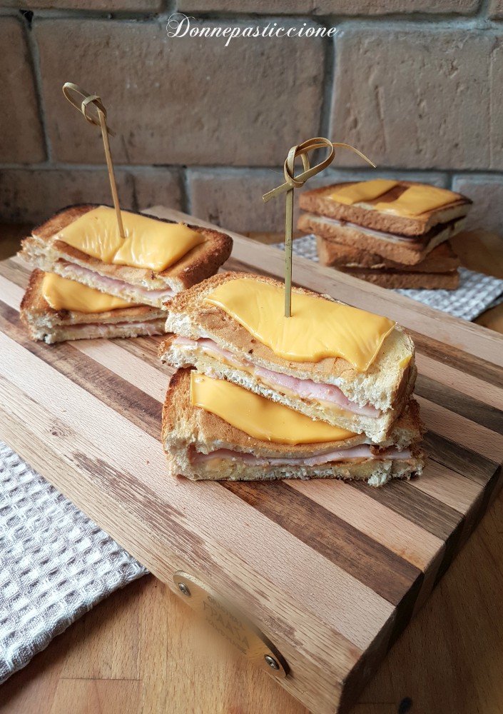 toast in padella con uovo, prosciutto e formaggio 
