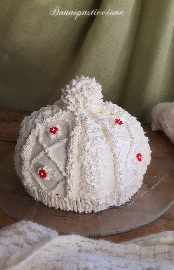 torta a forma di cappello di lana in panna