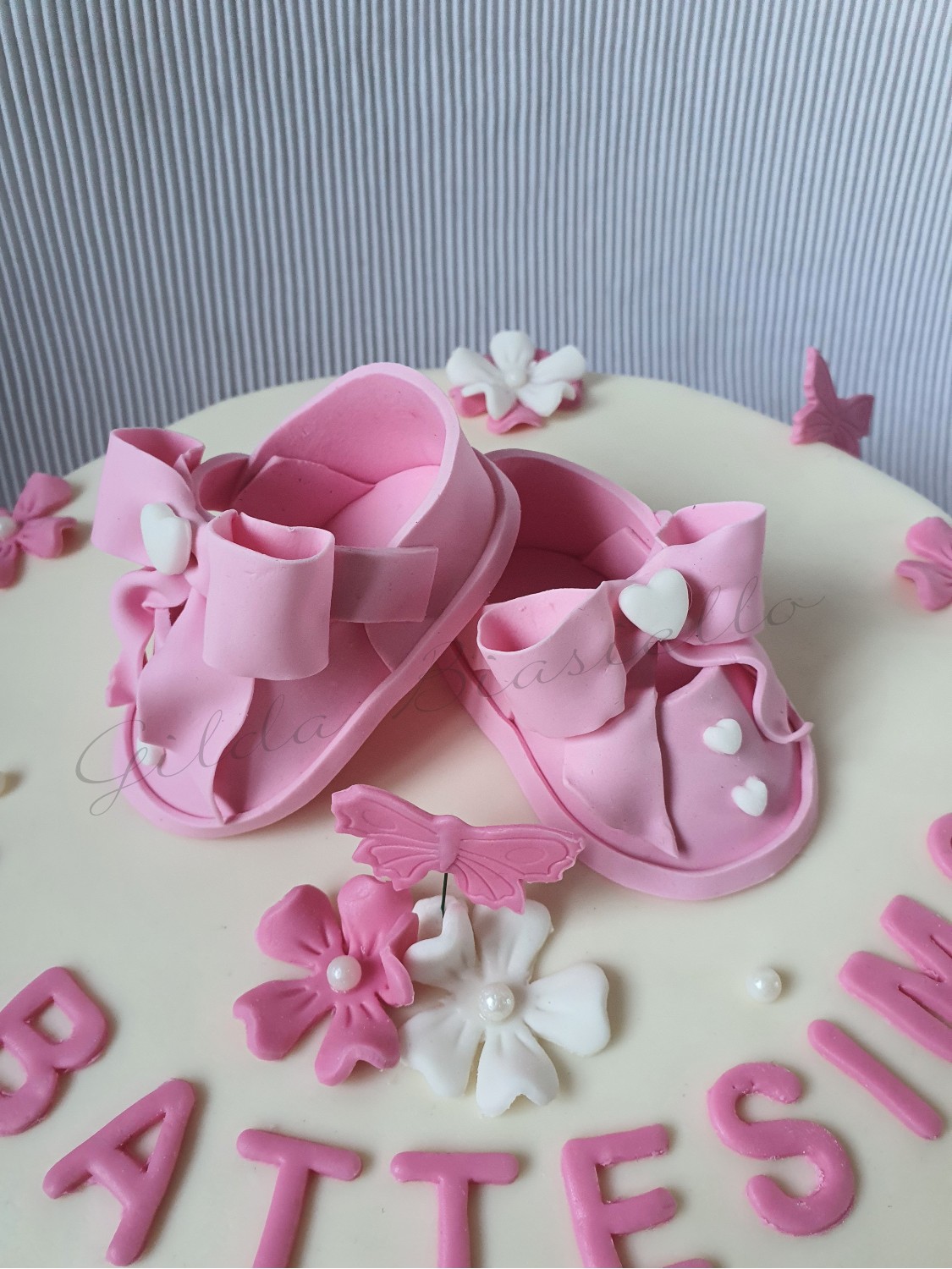torta battesimo con scarpette da neonata