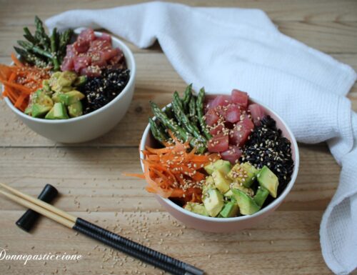 Poke bowl con riso, tonno, avocado e asparagi