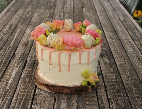 Drip cake rosa con fiori freschi