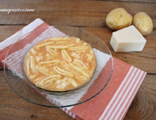 Pasta e patate con formaggio filante
