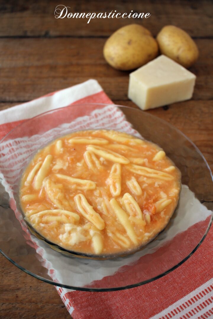 pasta e patate con formaggio filante