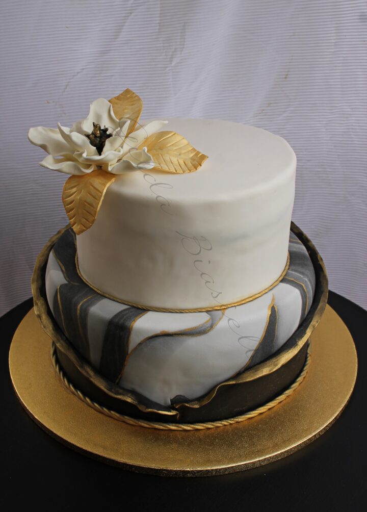 torta effetto marmo nera e bianca con magnolia