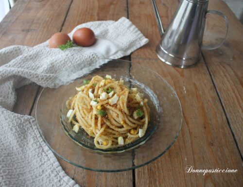 Spaghetti aglio e olio con acciughe e uova sode