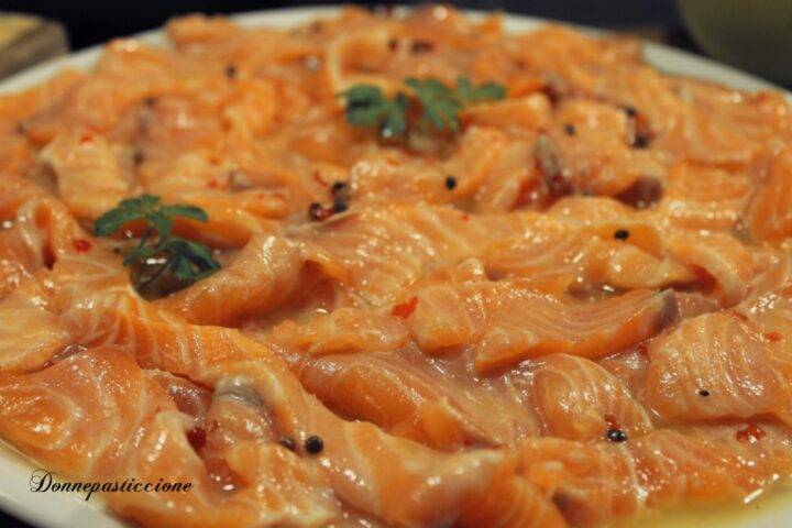 salmone marinato agli agrumi e pepe rosa