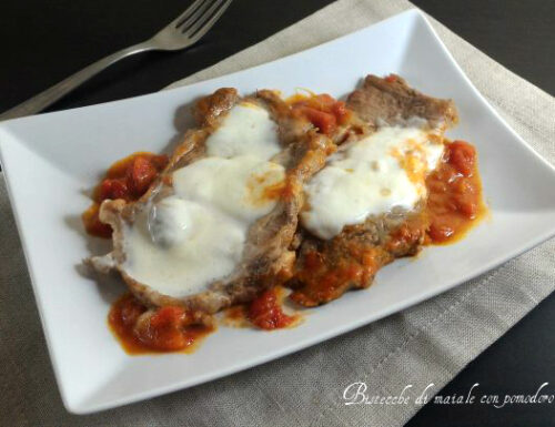 Bistecche di maiale con pomodoro e mozzarella