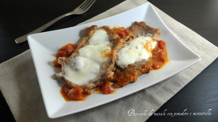 bistecche di maiale con pomodoro e mozzarella