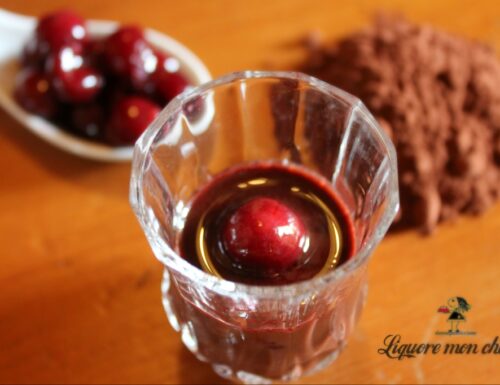 Liquore al sapore di Mon Cheri fatto in casa