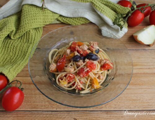 Spaghetti con tonno, pomodorini e cipolla